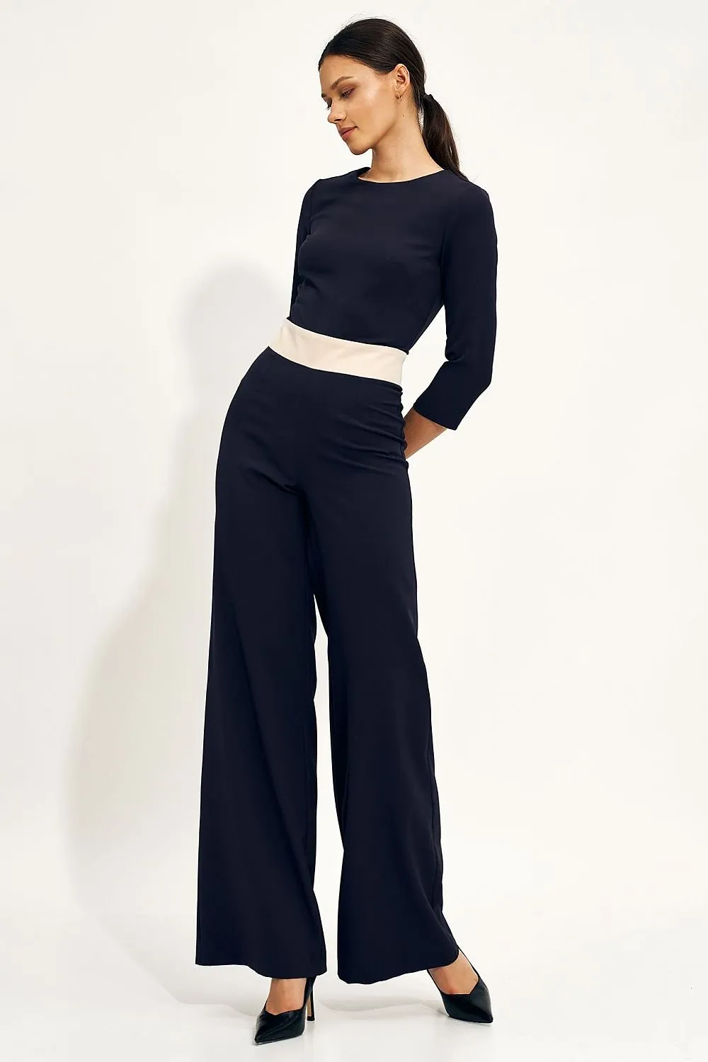 Elegant Flared-Leg Jumpsuit with Waist Detail